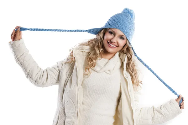 Chapéu azul em uma garota loira, brincando com as tranças do chapéu — Fotografia de Stock