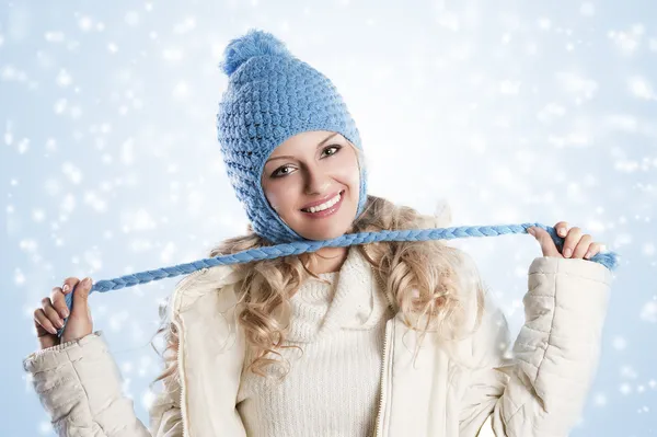 Blauer Hut auf einem blonden Mädchen, Knoten mit Pitgals des Hutes. — Stockfoto