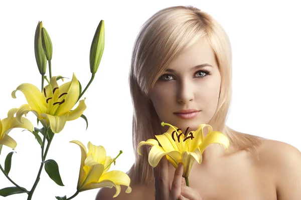Schönheit blonde Mädchen mit gelben Lilie — Stockfoto