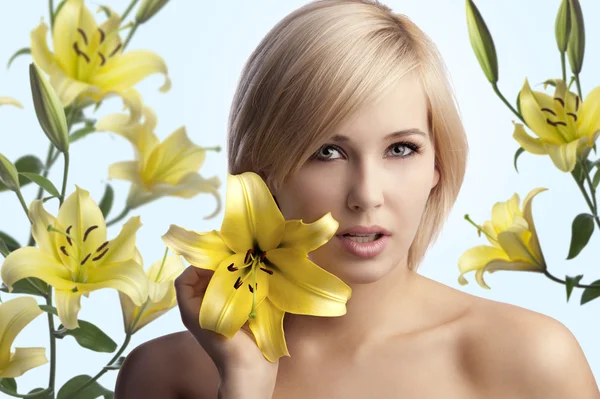 Strzał piękna blond dziewczynka z lily — Zdjęcie stockowe