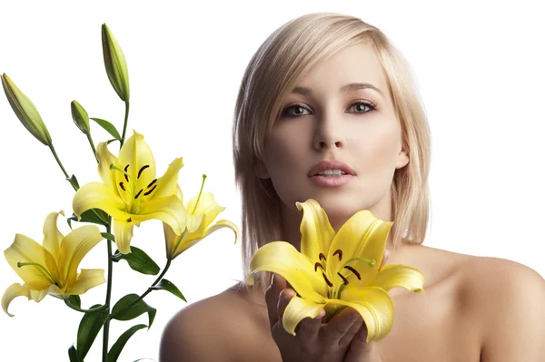 Vacker blond tjej med lily — Stockfoto