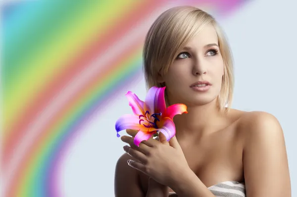 Schönheit blondes Mädchen mit Regenbogenlilie — Stockfoto