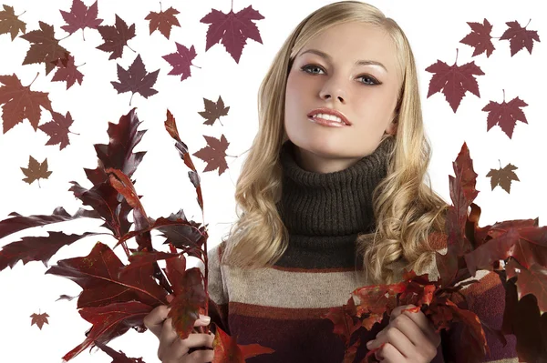 Belleza rubia natural sosteniendo algunas hojas de otoño — Foto de Stock