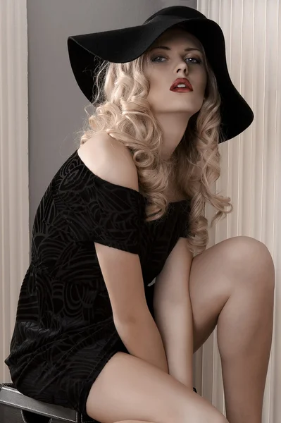 Retrato de moda de uma jovem vestida de preto — Fotografia de Stock