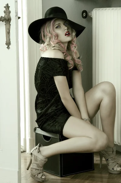 Bella modella sensuale posa in abito nero e cappello enorme — Foto Stock