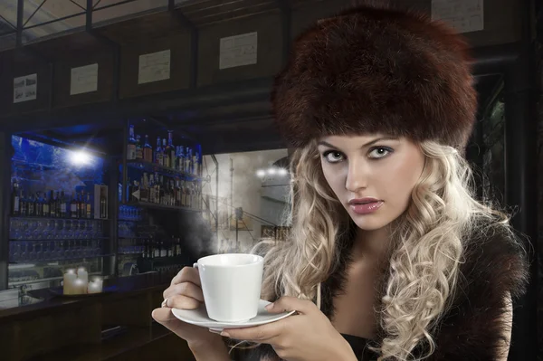 お茶のカップを持つ優雅なブロンドの女の子 — ストック写真