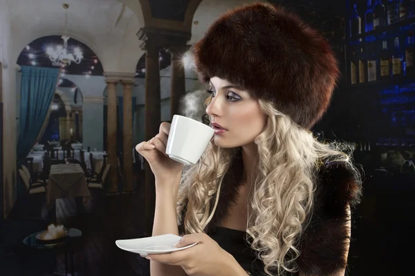 Blond dziewczynka elegancki picia filiżankę herbaty — Zdjęcie stockowe