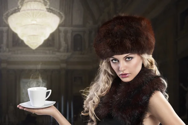 お茶のカップを持つエレガントなファッション女性 — ストック写真
