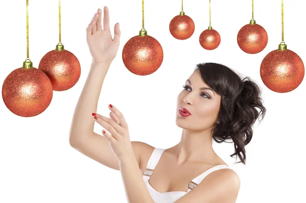 Preety meisje vreugde dat speelt tussen de kerst bal — Stockfoto