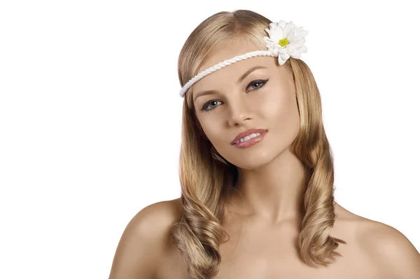 Portrait eines blonden Mädchens mit Gänseblümchen — Stockfoto