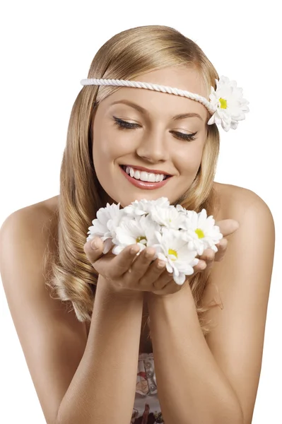 Altmodische Aufnahme eines blonden Mädchens mit Gänseblümchen und Blumen — Stockfoto