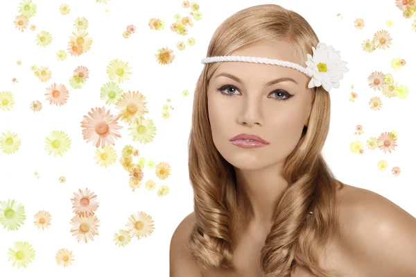Altmodische Aufnahme eines blonden Mädchens mit Gänseblümchen, das in die Kamera schaut — Stockfoto