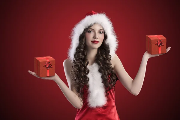 Zoete santa brunette verspreiding van haar armen — Stockfoto