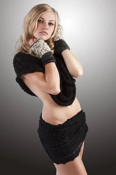 Сексуальна жінка в чорному шарфі, у неї руки біля обличчя — стокове фото