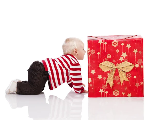 Bambino di Natale con scatola regalo, bambino a quattro zampe — Foto Stock