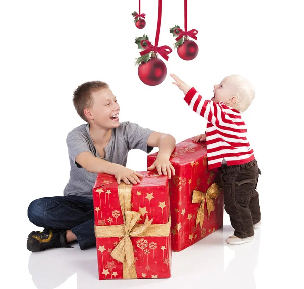 クリスマスのギフト ボックスと男の赤ちゃん。彼は彼の兄と一緒に — ストック写真