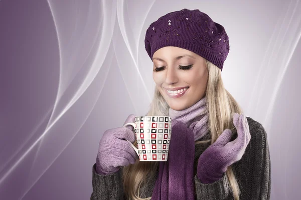 Winter meisje met een warme kop thee — Stockfoto