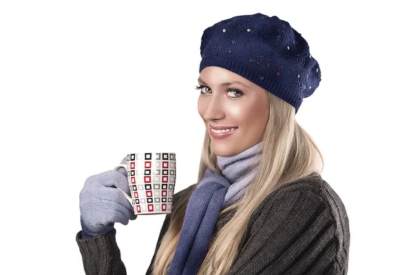 Χειμώνα κορίτσι μόδ κρατώντας ένα ζεστό φλιτζάνι τσάι — Φωτογραφία Αρχείου