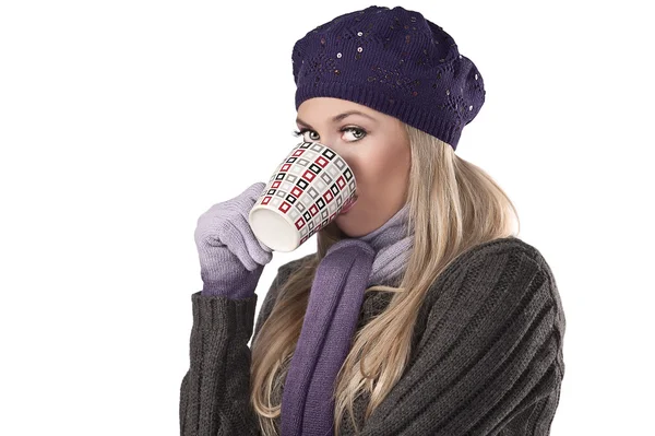 Мода зимова дівчина в фіолетовій шерсті — стокове фото