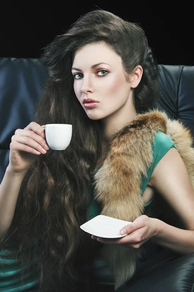 Young elegant girl in green with cup, she is bringigng the cup t — Stock Photo, Image