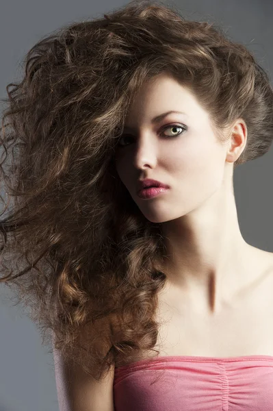 Chica bonita con un gran estilo de pelo, ella es retratada en el medio bu —  Fotos de Stock
