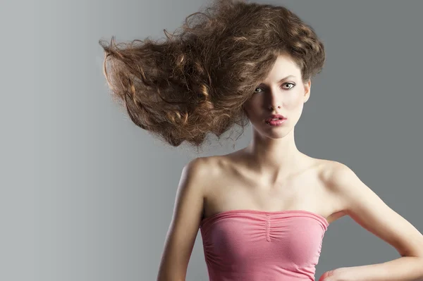 Chica bonita con un gran estilo de pelo, su pelo se levantan en el ri — Foto de Stock