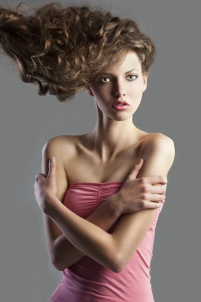 かわいい女の子彼女の腕は交差する偉大な髪のスタイル. — ストック写真