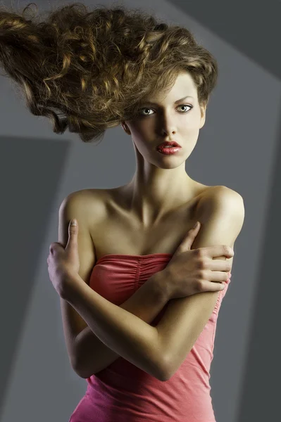 Ładna dziewczyna z wielkie fryzury, są skrzyżowane ramiona. — Zdjęcie stockowe