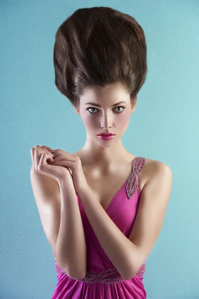 Γυναίκα σε ροζ χρώμα με δημιουργική μαλλιά στυλ — Φωτογραφία Αρχείου