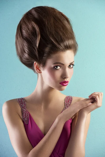 Bonito em rosa com estilo de cabelo de alta costura — Fotografia de Stock