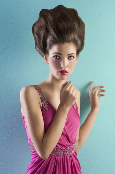 Young pretty model dressed in pink and with haute couture hair s — Stock Photo, Image