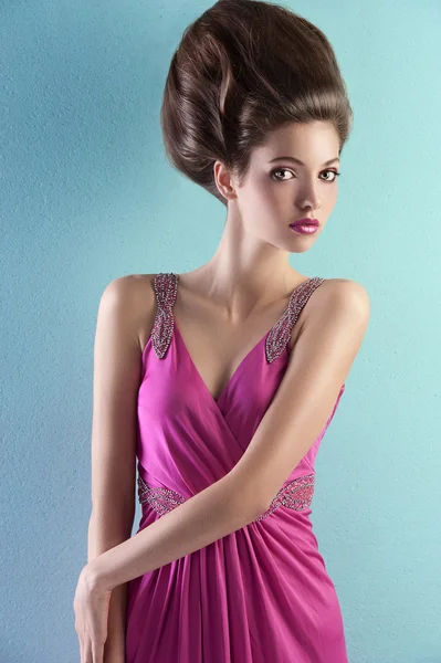 Hezká dívka v růžových šatech elegantní — Stock fotografie
