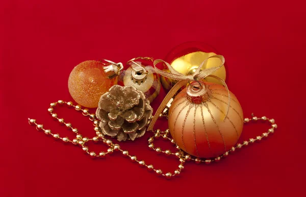 Decorações de Natal de ouro sobre vermelho — Fotografia de Stock