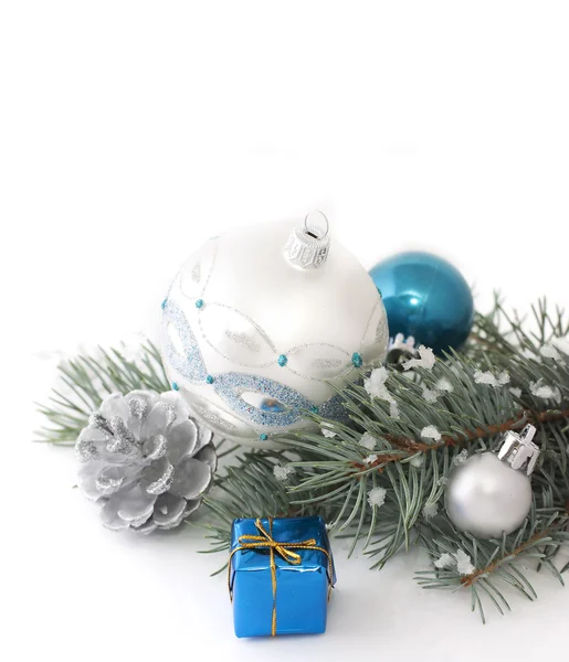 Fenyő ága és a karácsonyi dekorációk — Stock Fotó