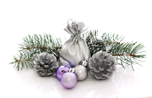 Bolas de Navidad de plata y abeto —  Fotos de Stock