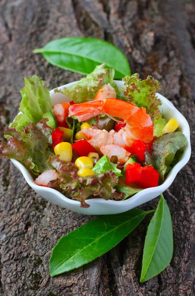 Salát s krevetami a zeleninou — Stock fotografie