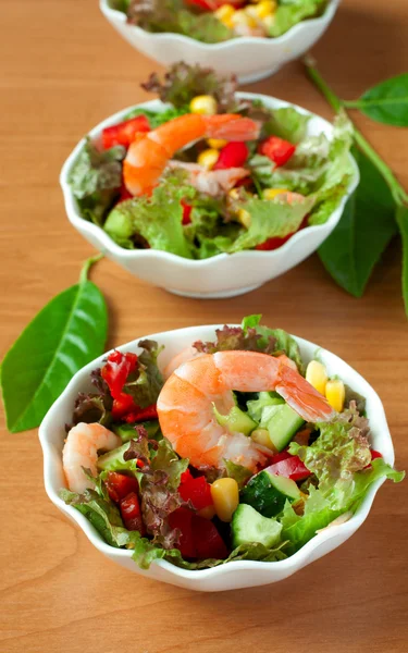Salad with vegetables and shrimps — Stock Photo, Image