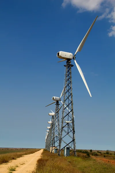 Generatorów wiatrowych przeciw błękitne niebo — Zdjęcie stockowe