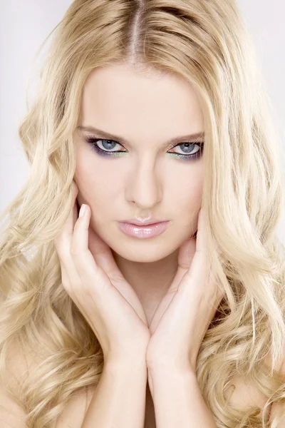Jovem mulher bonita com belos cabelos loiros — Fotografia de Stock
