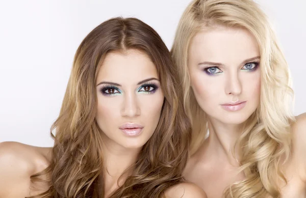 Zwei Freundinnen - blond und brünett — Stockfoto