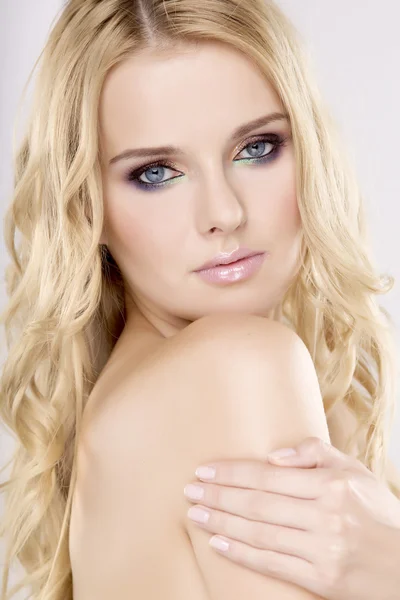 Młoda ładna kobieta z piękne blond włosy — Zdjęcie stockowe