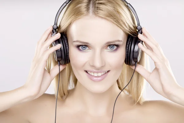 Vackra flicka är lyssna till musik — Stockfoto
