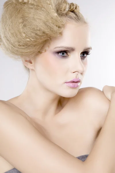 Молодая красивая женщина с красивыми светлыми волосами — стоковое фото