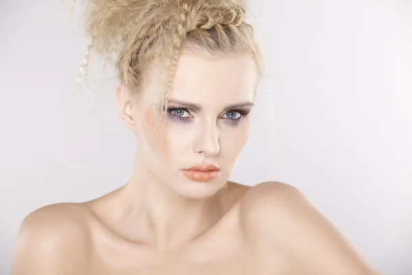 Jonge mooie vrouw met mooie blonde haren Stockfoto