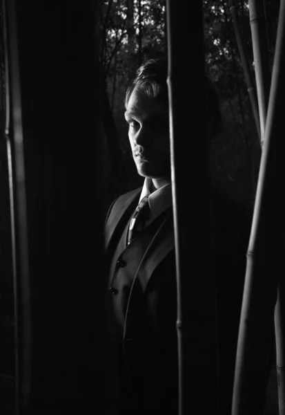 Homem misterioso nas sombras, preto e branco — Fotografia de Stock
