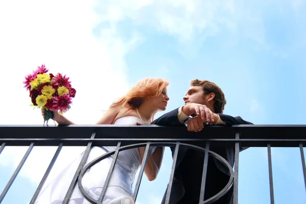 Nevěsta a ženich ve snu, jako postoj — Stock fotografie