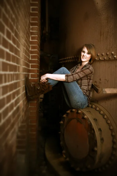 美丽的年轻女子坐在锅炉 — 图库照片