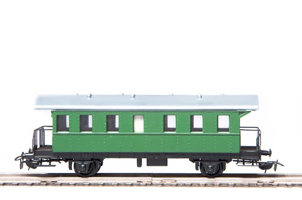 Zielony zabawkowym wagonikiem na białym tle — Zdjęcie stockowe
