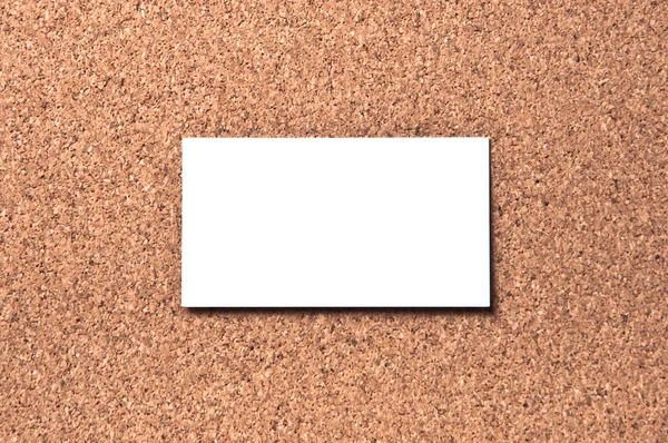 Белая визитка на пробковой доске — стоковое фото