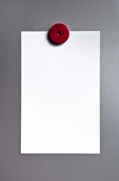 Бумага на магнитной доске — стоковое фото